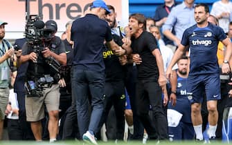 LONDON, ENGLAND - AUGUST 14: Head Coachs' Antonio Conte of Tottenham Hotspur and Thomas Tuchel of Chelsea had to be pulled apart at the end of their sides 2-2 draw and both received red cards from Referee Anthony Taylor during the Premier League match between Chelsea FC and Tottenham Hotspur at Stamford Bridge on August 14, 2022 in London, England. (Photo by Robin Jones/Getty Images)