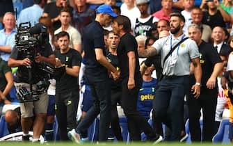 LONDON, ENGLAND - AUGUST 14: Chelsea manager Thomas Tuchel clashes with Tottenham Hotspur manager Antonio Conte at full-time following the Premier League match between Chelsea FC and Tottenham Hotspur at Stamford Bridge on August 14, 2022 in London, England. (Photo by Chris Brunskill/Fantasista/Getty Images)