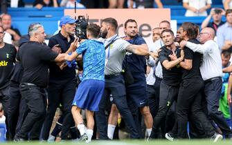 LONDON, ENGLAND - AUGUST 14: Head Coachs' Antonio Conte of Tottenham Hotspur and Thomas Tuchel of Chelsea had to be pulled apart at the end of their sides 2-2 draw and both received red cards from Referee Anthony Taylor during the Premier League match between Chelsea FC and Tottenham Hotspur at Stamford Bridge on August 14, 2022 in London, England. (Photo by Robin Jones/Getty Images)