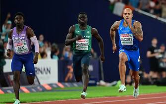 Italy's Lamont Marcell Jacobs (R) wins the men's 100m final during the European Athletics Championships at the Olympic Stadium in Munich, southern Germany on August 16, 2022. - Italy's Lamont Marcell Jacobs won gold ahead of Britain's Zharnel Hughes and Britain's Jeremiah Azu. (Photo by INA FASSBENDER / AFP) (Photo by INA FASSBENDER/AFP via Getty Images)