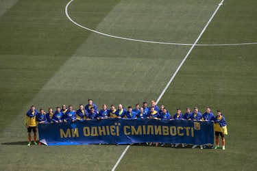 epa10134451 Players of Shakhtar Donetsk and Metalist 1925 Kharkiv with Ukrainian flags pose for photos before the opening soccer match of the new season of Ukrainian Premier League between Shakhtar Donetsk and Metalist 1925 Kharkiv at the empty Olimpiyskiy stadium, in Kyiv, Ukraine, 23 August 2022. Ukrainian football Premier League began its new season on 23 August with out fans amid fears of bombs annd missiles alerts, a day before six months of the Russian invasion are marked. Russian troops on 24 February 2022 entered Ukrainian territory, starting a conflict that provoked destruction and a humanitarian crisis.  EPA/ROMAN PILIPEY