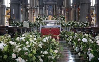 L’altare della chiesa di San Zaccaria con gli addobbi floreali per il matrimonio di Federica Pellegrini con Matteo Giunta, oggi pomeriggio 27 agosto 2022. ANSA/ANDREA MEROLA                               