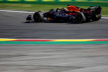 epa10143561 Dutch Formula One driver Max Verstappen of Red Bull Racing in action during the Formula One Grand Prix of Belgium at the Spa-Francorchamps race track in Stavelot, Belgium, 28 August 2022.  EPA/STEPHANIE LECOCQ