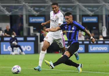 Inter Milan s Lautaro Martinez (R) scores against Cremonese's Charles Pickel goal of 3 to 0 during the Italian serie A soccer match between FC Inter  and Cremonese Giuseppe Meazza stadium in Milan, 30 August 2022.
ANSA / MATTEO BAZZI