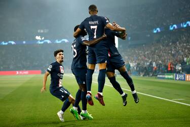 epa10165252 Kylian Mbappe (C, top) of PSG celebrates with teammates after scoring the 1-0 goal in the UEFA Champions League first leg group H soccer match between Paris Saint-Germain (PSG) and Juventus FC in Paris, France, 06 September 2022.  EPA/Yoan Valat
