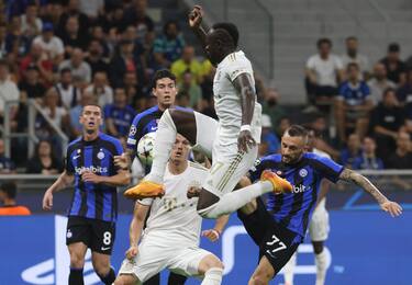 Fc Bayern Munchen Sadio Mané (C) challenges for the ball  Inter Milan s Marcelo Brozovic during the UEFA Champions League Group C  match  between FC Inter  and  Fc Bayern Munchen   at Giuseppe Meazza stadium in Milan, 7 September 2022.
ANSA / MATTEO BAZZI

