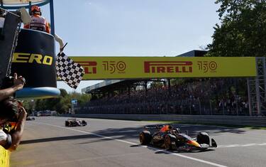 Red Bull Racing's Dutch driver Max Verstappen crosses the finish line to win the Italian Formula One Grand Prix at the Autodromo Nazionale circuit in Monza on September 11, 2022. (Photo by CIRO DE LUCA / POOL / AFP) (Photo by CIRO DE LUCA/POOL/AFP via Getty Images)