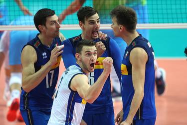 epa10176715 Players of Italy react during the FIVB Volleyball Men's World Championship semi final match between Italy and Slovenia at the Spodek Arena in Katowice, southern Poland, 10 September 2022.  EPA/Lukasz Gagulski POLAND OUT
