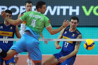 epa10176705 Simone Anzani (R) of Italy and Jan Kozamernik (C) of Slovenia in action during the FIVB Volleyball Men's World Championship semi final match between Italy and Slovenia at the Spodek Arena in Katowice, southern Poland, 10 September 2022.  EPA/Lukasz Gagulski POLAND OUT