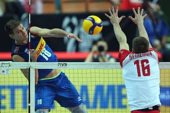 epa10178773 Kamil Semeniuk (R) of Poland and Yuri Romano (L) of Italy in action during the FIVB Volleyball Men's World Championship final match between Poland and Italy at the Spodek Arena in Katowice, southern Poland, 11 September 2022.  EPA/Lukasz Gagulski POLAND OUT