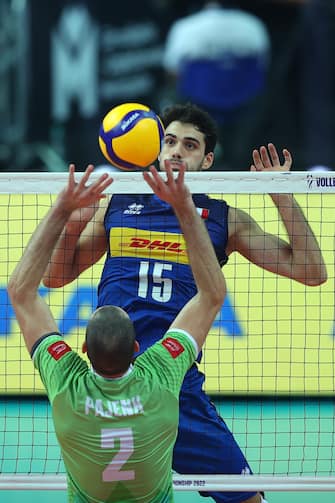 epa10176779 Simone Daniele Lavia (R) of Italy and Alen Pajenk (L) of Slovenia in action during the FIVB Volleyball Men's World Championship semi final match between Italy and Slovenia at the Spodek Arena in Katowice, southern Poland, 10 September 2022.  EPA/Lukasz Gagulski POLAND OUT