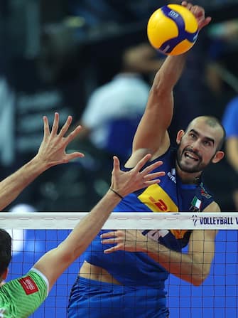 epa10176777 Gianluca Galassi (R) of Italy and Jan Kozamernik (L) of Slovenia in action during the FIVB Volleyball Men's World Championship semi final match between Italy and Slovenia at the Spodek Arena in Katowice, southern Poland, 10 September 2022.  EPA/Lukasz Gagulski POLAND OUT