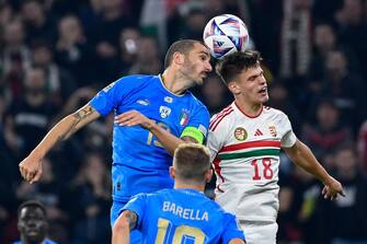 epa10208256 Leonardo Bonucci (L) of Italy in action against Milos Kerkez of Hungary during the UEFA Nations League Division A, Group 3 soccer match between Hungary and Italy at Puskas Arena, Budapest, Hungary, 26 September 2022.  EPA/Tamas Kovacs HUNGARY OUT
