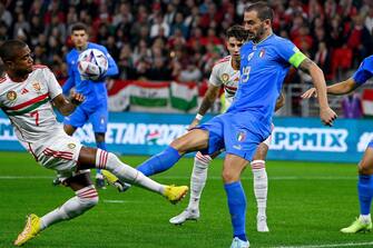 epa10208177 Leonardo Bonucci (R) of Italy in action against Loic Nego (L) of Hungary during the UEFA Nations League Division A, Group 3 soccer match between Hungary and Italy at Puskas Arena, Budapest, Hungary, 26 September 2022.  EPA/Zsolt Szigetvary HUNGARY OUT