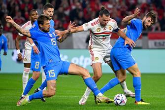 epa10208181 Adam Szalai (C) of Hungary in action against Francesco Acerbi (L) and Jorginho (R) of Italy during the UEFA Nations League Division A, Group 3 soccer match between Hungary and Italy at Puskas Arena, Budapest, Hungary, 26 September 2022.  EPA/Zsolt Szigetvar HUNGARY OUT