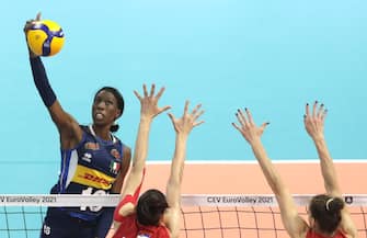 epa09447763 Italy's Paola Ogechi Egonu (L) in action against Serbia's Tijana Boskovic (C) during the 2021 Women's European Volleyball Championship final between Serbia and Italy in Belgrade, Serbia, 04 September 2021.  EPA/ANDREJ CUKIC