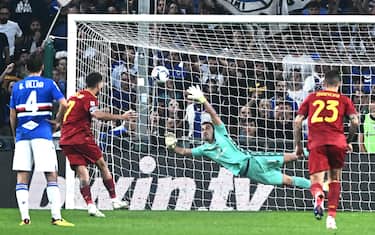 Roma's Lorenzo Pellegrini (L) scores the gol during the Italian Serie A match, Uc Sampdoria vs As Roma at Luigi Ferraris stadium in Genoa, Italy, 17 october 2022.
ANSA/LUCA ZENNARO