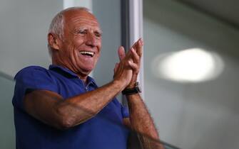 SALZBURG, AUSTRIA - JULY 1: owner of Red Bull Dietrich Mateschitz of Austria celebrates with the team of FC Red Bull Salzburg during the tipico Bundesliga match between Red Bull Salzburg and SK Sturm Graz at Red Bull Arena on July 1, 2020 in Salzburg, Austria. (Photo by David Geieregger/SEPA.Media /Getty Images)