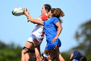 AUCKLAND, NEW ZEALAND - OCTOBER 23: Seina Saito of Japan and Sara Tounesi of Italy compete in the line out during the Pool B Rugby World Cup 2021 match between Japan and Italy at Waitakere Stadium on October 23, 2022 in Auckland, New Zealand. (Photo by Hannah Peters - World Rugby/World Rugby via Getty Images)