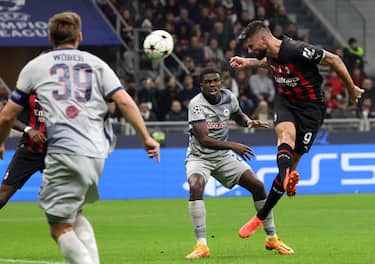 AC Milan's Olivier Giroud (R) scores goal of 1 to 0 during he UEFA Champions League group E soccer match between Ac Milan and Fc Salzburg at Giuseppe Meazza stadium in Milan, 2 November  2022.
ANSA / MATTEO BAZZI

