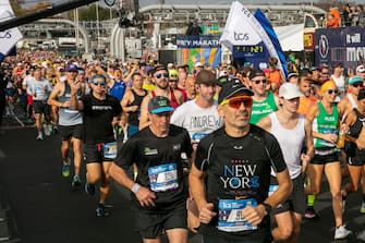 epa10290577 Athletes compete during the New York City Marathon race in New York, New York, USA, 06 November 2022.  E  EPA/SARAH YENESEL