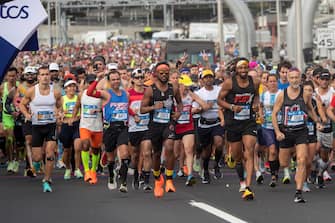 epa10290599 Athletes compete during the New York City Marathon race in New York, New York, USA, 06 November 2022.  E  EPA/SARAH YENESEL