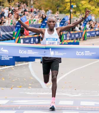epa10290833 Evans Chebet of Kenya crosses the finish line to win the New York City marathon in New York, New York, USA, 06 November 2022.  EPA/JUSTIN LANE