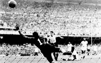 Uruguayan forward Juan Alberto Schiaffino (C) kicks the ball past Brazilian goalkeeper Moacyr Barbosa to tie the score at 1 during the World Cup final round soccer match between Uruguay and Brazil 16 July 1950 in Rio de Janeiro. Uruguay upset Brazil 2-1 to win its second World title after winning the first World Cup in 1930 in Uruguay. AFP PHOTO
 (Photo credit should read STAFF/AFP via Getty Images)