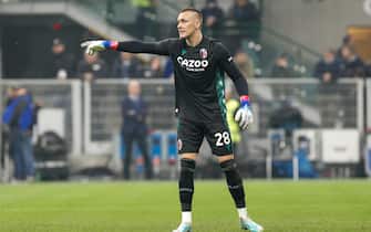 Italy, Milan, nov 9 2022: Lucasz Skorupski (Bologna fc goalkeeper) gives advices to teammates in the first half during soccer game FC INTER vs BOLOGNA FC, Serie A 2022-2023 day14 San Siro stadium (Photo by Fabrizio Andrea Bertani/Pacific Press/Sipa USA)