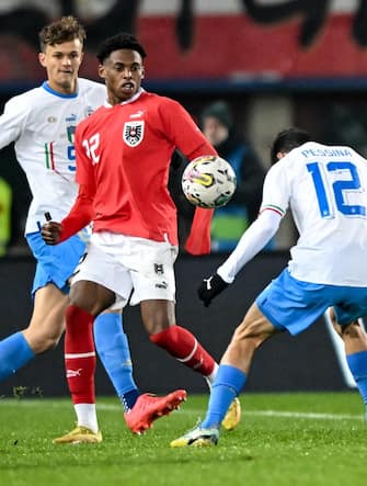 epa10316843 Junior Adamu (C) of Austria in action against Andrea Pinamonti (L) of Italy and Matteo Pesslna of Italy during the international friendly soccer match between Austria and Italy in Vienna, Austria, 20 November 2022.  EPA/CHRISTIAN BRUNA