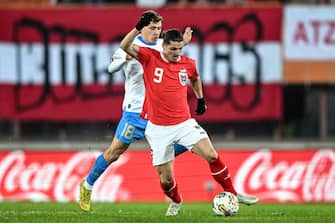 epa10316758 Marcel Sabitzer  (R) of Austria in action against Nicolo Barella of Italy during the international friendly soccer match between Austria and Italy in Vienna, Austria, 20 November 2022.  EPA/CHRISTIAN BRUNA