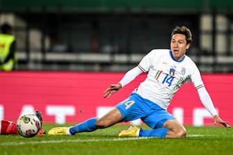 epa10316844 Federico Chiesa of Italy in action during the international friendly soccer match between Austria and Italy in Vienna, Austria, 20 November 2022.  EPA/CHRISTIAN BRUNA