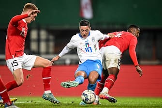 epa10316903 Giacomo of Italy (C)  Italy in action against Philipp Lienhart (L) of Austria and David Alaba (R) of Austria during the international friendly soccer match between Austria and Italy in Vienna, Austria, 20 November 2022.  EPA/CHRISTIAN BRUNA