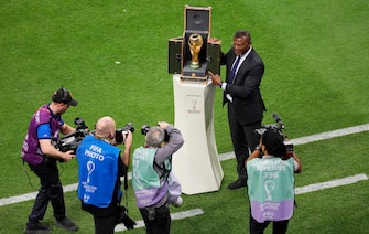 epa10316013 Former French player Marcel Desailly (2-R) presents the FIFA World Cup trophy prior to the FIFA World Cup 2022 group A Opening Match between Qatar and Ecuador at Al Bayt Stadium in Al Khor, Qatar, 20 November 2022.  EPA/Ronald Wittek