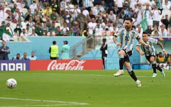 epa10319805 Lionel Messi of Argentina scores the 1-0 penalty goal in the FIFA World Cup 2022 group C soccer match between Argentina and Saudi Arabia at Lusail Stadium in Lusail, Qatar, 22 November 2022.  EPA/Mohamed Messara
