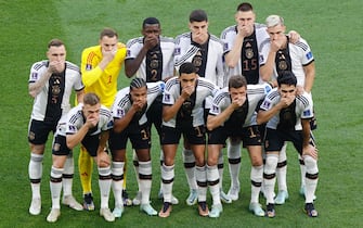 epa10322394 The starting eleven of Germany cover their mouths as they pose for a photo before the FIFA World Cup 2022 group E soccer match between Germany and Japan at Khalifa International Stadium in Doha, Qatar, 23 November 2022.  EPA/Rungroj Yongrit
