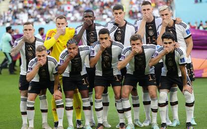 Germania, la protesta dei giocatori con le mani sulla bocca. FOTO