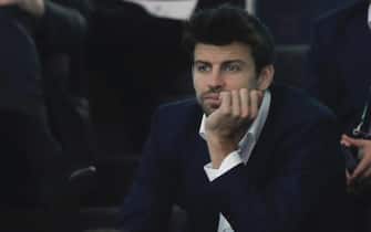 epa10332647 Former FC Barcelona's soccer player Gerard Pique watches the Davis Cup final between Canada and Australia in Malaga, Andalusia, southern Spain, 27 November 2022.  EPA/JORGE ZAPATA