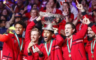 epa10332836 Canadian Davis Cup team players celebrate with the trophy after winning the Davis Cup final between Canada and Australia in Malaga, southern Spain, 27 November 2022.  EPA/Julio Munoz