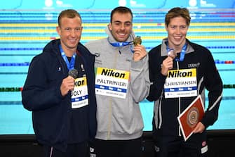 epa10363272 (L-R) silver medalist Damien Joly of France, gold medalist Gregorio Paltrinieri of Italy and bronze medalist Henrik Christiansen of Norway pose for photographers after the medal ceremony for the Men s 1500m freestyle fastest heat final at the FINA World Swimming Championships (25m) in Melbourne, Australia, 13 December 2022.  EPA/JOEL CARRETT  AUSTRALIA AND NEW ZEALAND OUT