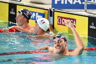 epa10363243 Gregorio Paltrinieri of Italy celebrates winning the Men s 1500m freestyle fastest heat at the FINA World Swimming Championships (25m) in Melbourne, Australia, 13 December 2022.  EPA/JOEL CARRETT  AUSTRALIA AND NEW ZEALAND OUT
