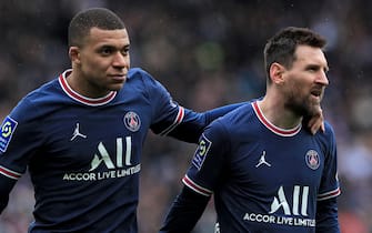 epa09821247 Paris Saint Germain's Kylian Mbappe (L) and  Lionel Messi react during the French Ligue 1 soccer match between PSG and Girondins of Bordeaux at the Parc des Princes in Paris, France, 13 March 2022.  EPA/CHRISTOPHE PETIT TESSON
