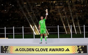 epa10373085 Argentina's goalkeeper Emiliano Martinez poses after receiving the Golden Glove award as best goalkeeper of the tournament after losing the FIFA World Cup 2022 Final between Argentina and France at Lusail stadium in Lusail, Qatar, 18 December 2022. Argentina won 4-2 on penalties.  EPA/Ronald Wittek