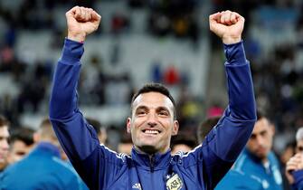 epa07700375 Argentina's head coach Lionel Scaloni celebrates after the Copa America 2019 3rd place soccer match between Argentina and Chile, at Arena Corinthians Stadium in Sao Paulo, Brazil, 06 July 2019.  EPA/Paulo Whitaker