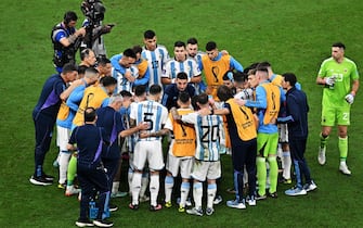 epa10372719 Players of Argentina huddle around their head coach Lionel Scaloni during the FIFA World Cup 2022 Final between Argentina and France at Lusail stadium, Lusail, Qatar, 18 December 2022.  EPA/Noushad Thekkayil