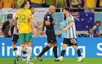 epa10346796 Lionel Messi (R) of Argentina argues with Polish referee Szymon Marciniak (C) during the FIFA World Cup 2022 round of 16 soccer match between Argentina and Australia at Ahmad bin Ali Stadium in Doha, Qatar, 03 December 2022.  EPA/Friedemann Vogel