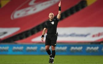 epa08822720 Polish referee Szymon Marciniak gestures during the UEFA Nations League soccer match between Turkey and Russia in Istanbul, Turkey, 15 November 2020.  EPA/SEDAT SUNA