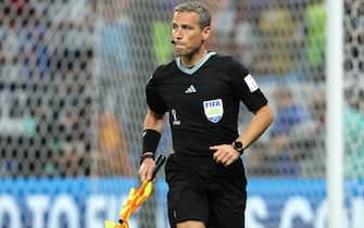 DOHA, QATAR - DECEMBER 03: Assistant Referee Tomasz Listkiewicz of Poland during the FIFA World Cup Qatar 2022 Round of 16 match between Argentina and Australia at Ahmad Bin Ali Stadium on December 03, 2022 in Doha, Qatar. (Photo by Youssef Loulidi/Fantasista/Getty Images)