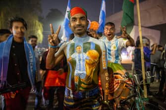 epa10373291 Bangladeshi soccer fans celebrate after the FIFA World Cup Qatar 2022 final match between Argentina and France at the Dhaka University area, in Dhaka, Bangladesh, 18 December 2022. Bangladeshi soccer fans celebrate the victory of Argentina against France  EPA/MONIRUL ALAM