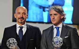 Gianluca Vialli (L) and Roberto Mancini pose during the ''Hall of Fame of Italian soccer'' award ceremony in Florence, Italy, 22 February 2016. 
ANSA/MAURIZIO DEGL'INNOCENTI